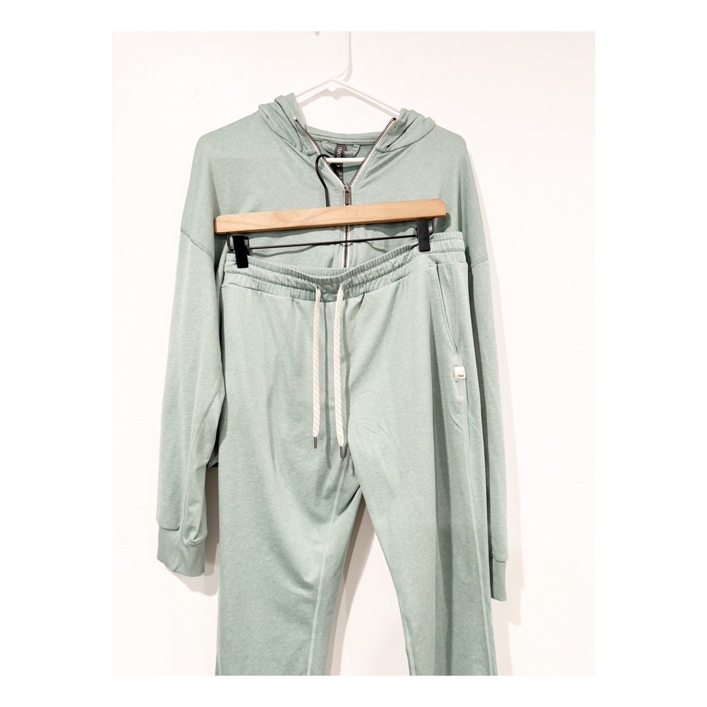 Vuori Performance Jogger & Halo Hoodie Set Sage Green Heather M